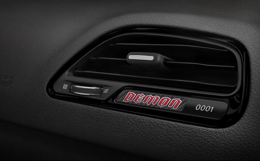 Детали интерьера Dodge Challenger SRT Demon 2017 года  (фото 72 из 181)